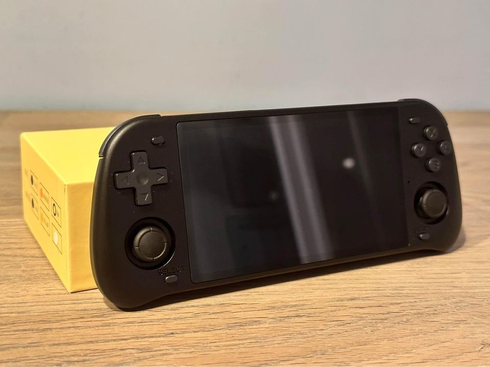 Handheld Retro Gaming Console (29,000+ games)