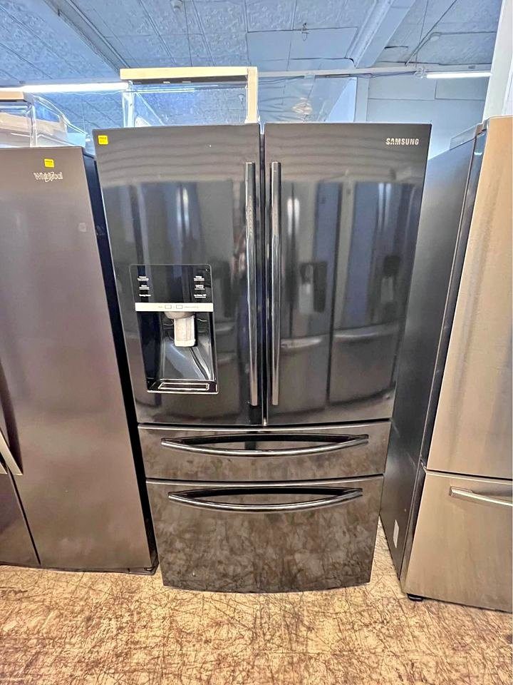Smad 36 side-by-side refrigerator with automatic ice maker and water dispenser.
