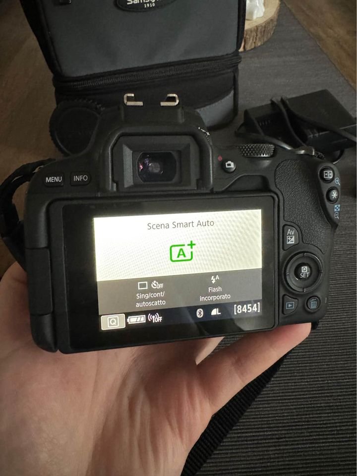 EOS 200D Black + Accessories LIKE NEW