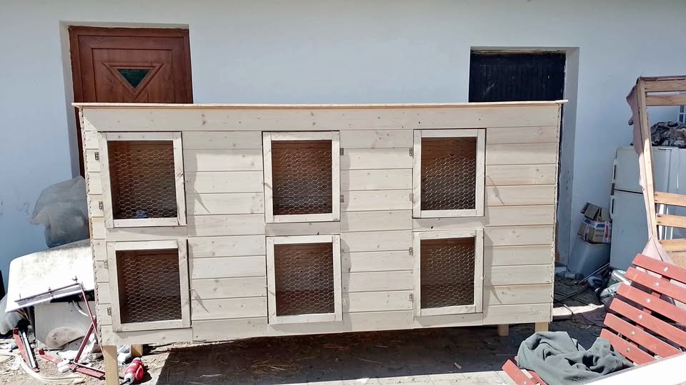Six-square rabbit hutch