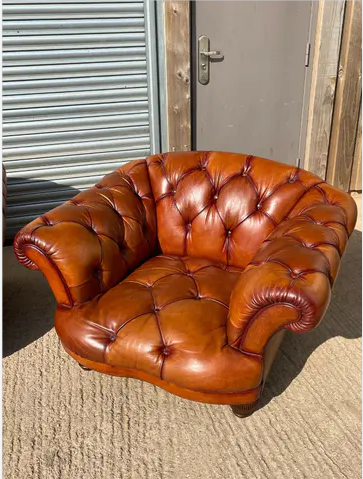 TETRAD OSKAR LEATHER SUITE INCLUDING GRAND SOFA, 2 ARMCHAIRS + FOOTSTOOL