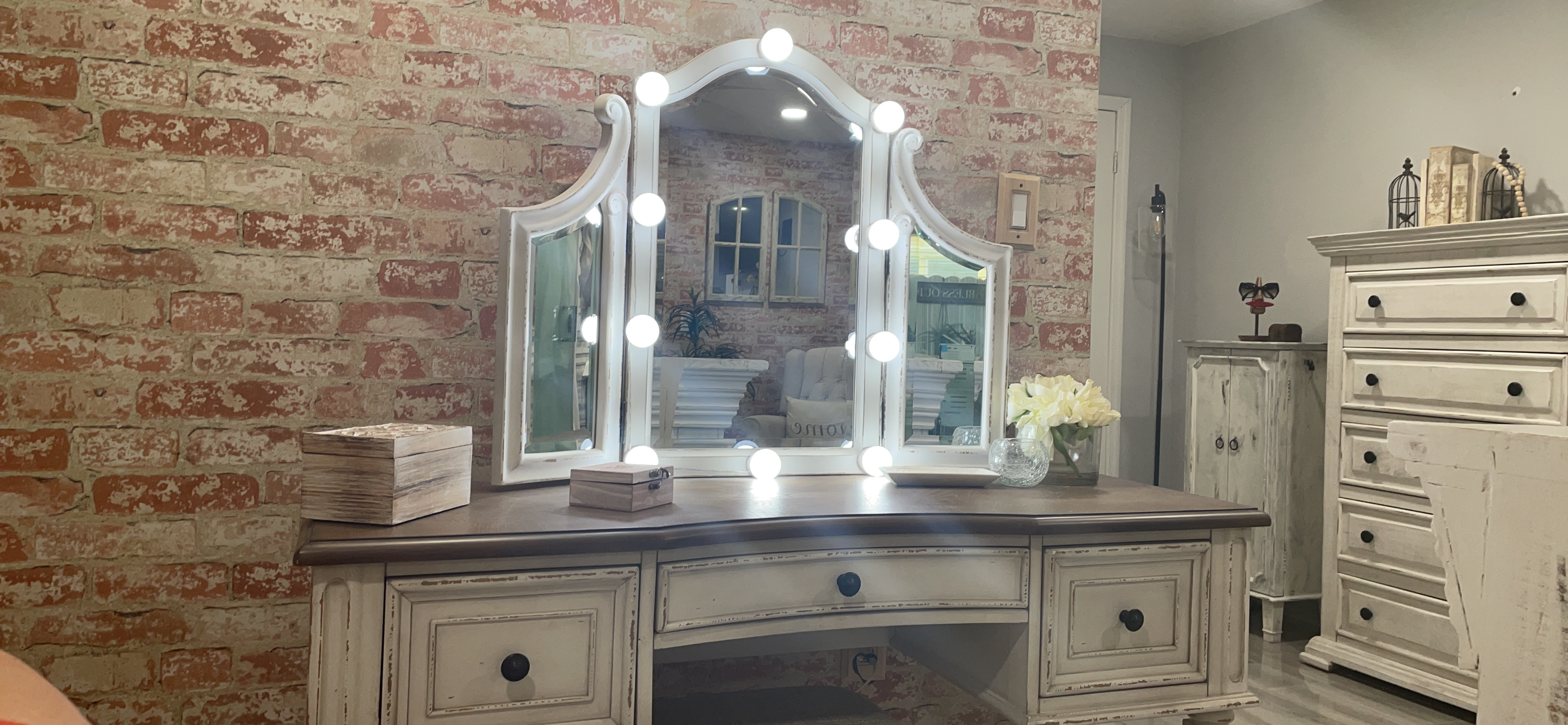 【Furniture】Traditional Cottage 3 Drawer Vanity Set with Dovetail Construction, Mirror & Stool Included