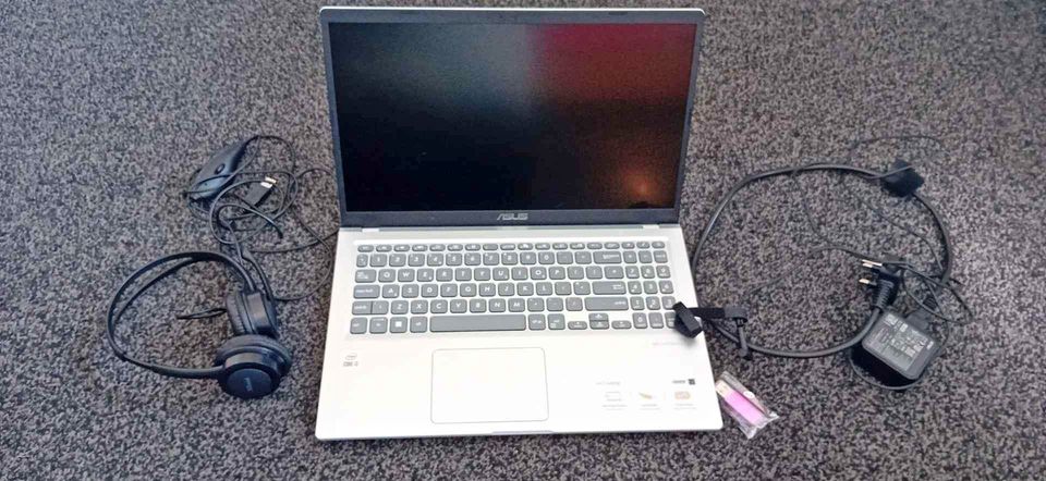 laptop bundle includes head set and memory stick